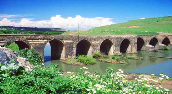 Diyarbekir on gözlü köprü