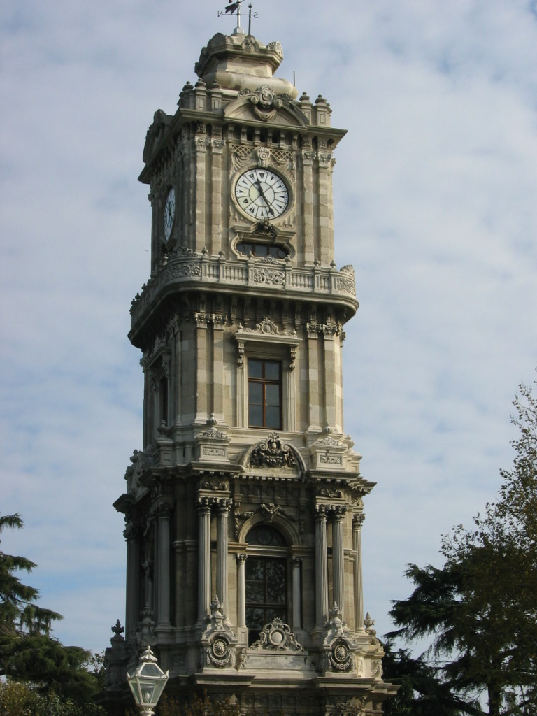 Sarayın girişindeki saat kulesi