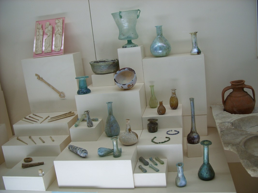 arkeoljik müzedeki çeşitli ürünler