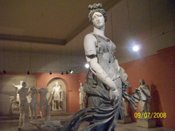 arkeolojik müzede kadın heykel